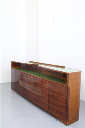 UNA CREDENZA, anni '50. Legno impiallacciato in palissandro con pannello...