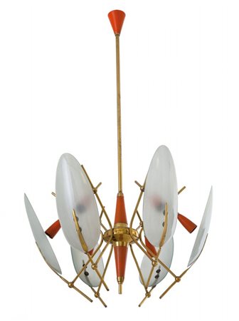 UN LAMPADARIO, anni '50. Ottone, alluminio laccato, cristallo curvato...