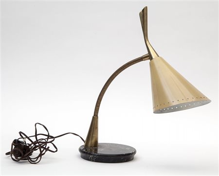UNA LAMPADA DA TAVOLO, anni '50.Marmo, ottone, alluminio laccato.Altezza cm 40.