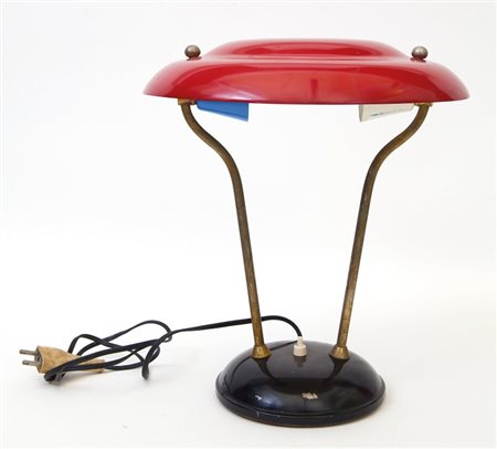 UNA LAMPADA DA TAVOLO, anni '50. Ottone, alluminio laccato. Altezza cm 35.