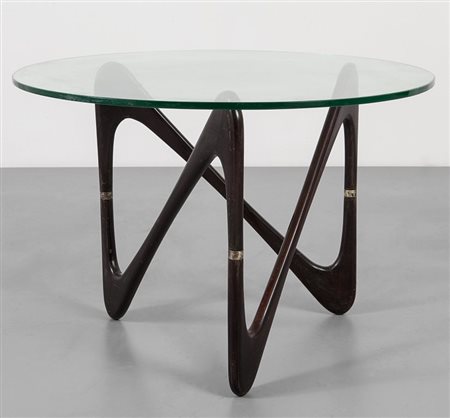 UN TAVOLINO, anni '50. Legno tinto all'anilina, ottone, cristallo. Altezza cm...