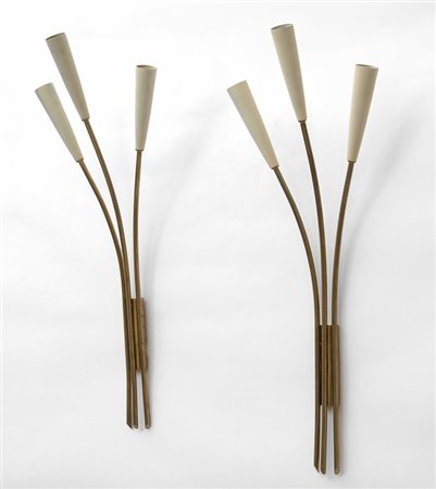 DUE LAMPADE A PARETE, anni '50. Ottone, alluminio laccato. Altezza cm 60,...