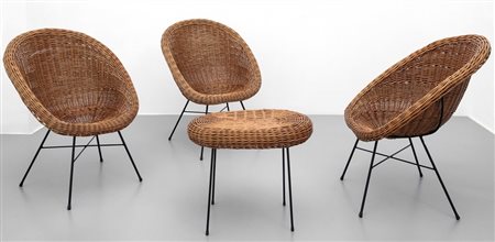 TRE POLTRONCINE E UN TAVOLINO, anni '50. Tondino di ferro verniciato,...