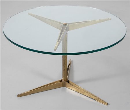 UN TAVOLINO, anni '50. Ottone, cristallo. Altezza cm 41, diametro cm 69.