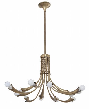 UN LAMPADARIO, anni '50. Ottone. Altezza cm 90, diametro cm 80.