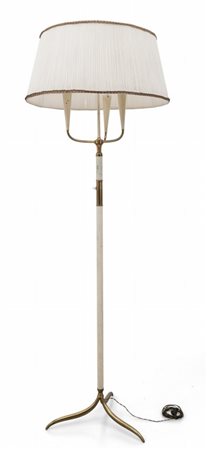 UNA LAMPADA DA TERRA, anni '50. Ottone lucido e laccato, paralume in seta....