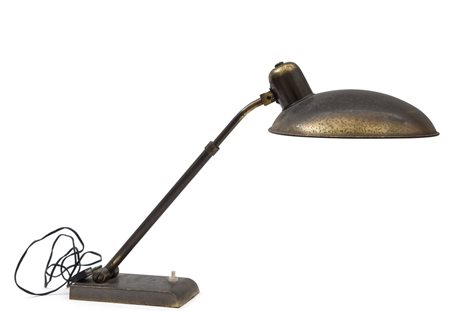UNA LAMPADA DA TAVOLO, anni '50. Ottone, stelo telescopico. Altezza minima cm...