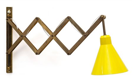 UNA LAMPADA A PARETE A PANTOGRAFO, anni '50. Ottone, alluminio laccato....