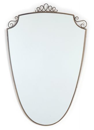 UNO SPECCHIO DA PARETE, anni '50. Ottone, cristallo argentato. Cm 86 x 58.