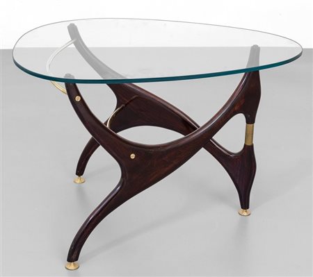 UN TAVOLINO, anni '50. Legno di faggio tinto all'anilina, ottone, cristallo...