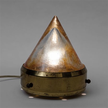 UNA LAMPADA DA TAVOLO, anni '50.Ottone, cristallo stampato.Altezza cm 20,...