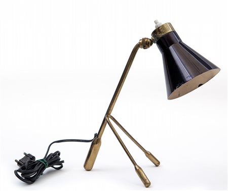 UNA LAMPADA DA TAVOLO, anni '50. Ottone, alluminio laccato. Altezza cm 27.