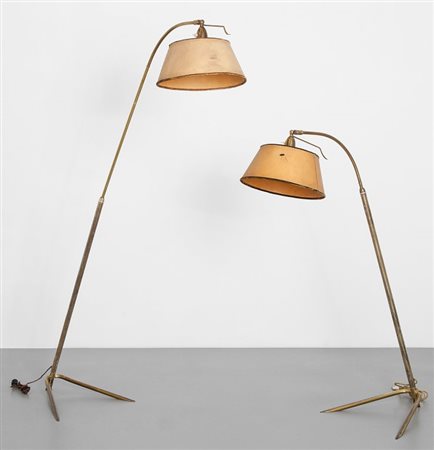 DUE LAMPADE DA TERRA, anni '50. Ottone, steli telescopici, paralumi di carta....