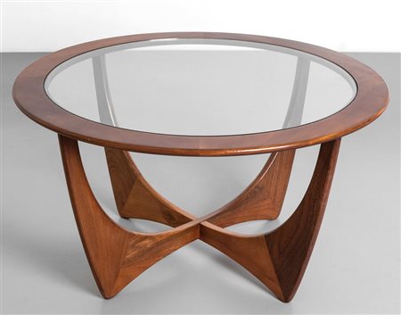 UN TAVOLINO, anni '50. Legno di teak, cristallo. Altezza cm 45, diametro cm 83.