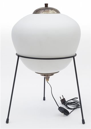 UNA LAMPADA DA TERRA, anni '50. Ferro verniciato, ottone, vetro opalino...