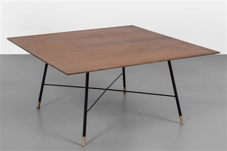 UN TAVOLINO, anni '50. Ferro verniciato, legno impiallacciato in noce. Cm 38...