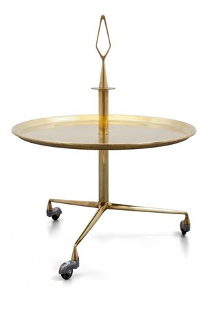 UN TAVOLINO SU ROTELLE, anni '50. Ottone. Altezza cm 80, diametro cm 65.