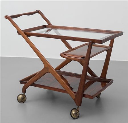 CASSINA Un carrello, 1951. Legno di noce, cristallo. Cm 73 (h) x 86 x 44....