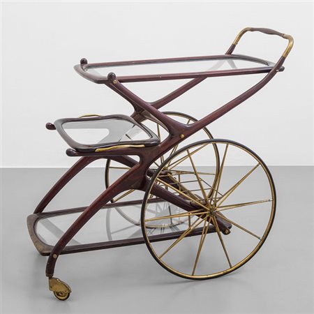 UN CARRELLO, anni '50Legno di mogano, ottone, cristallo, un vassoio...