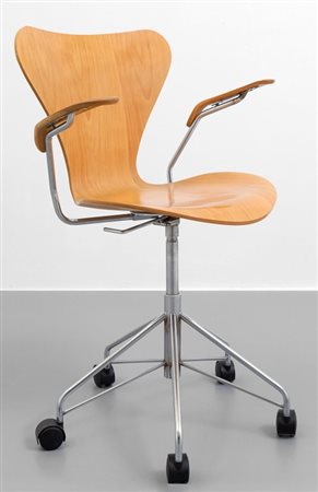 ARNE JACOBSEN Una poltroncina su rotelle (serie "Ant chair") per FRITZ...