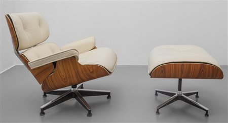 CHARLES E RAY EAMES Una "lounge chair" con poggiapiedi per HERMAN MILLER,...