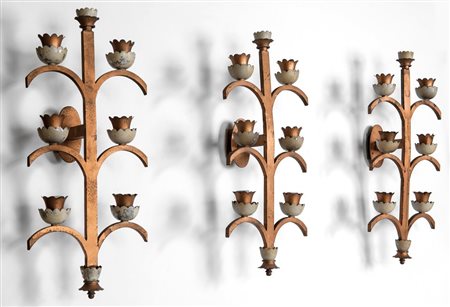 TRE LAMPADE A PARETE, anni '60. Rame, alluminio laccato. Altezza cm 47,...