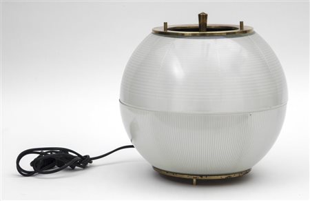 UNA LAMPADA DA TAVOLO, anni'60.Ottone, vetro stampato.Diametro cm 30.