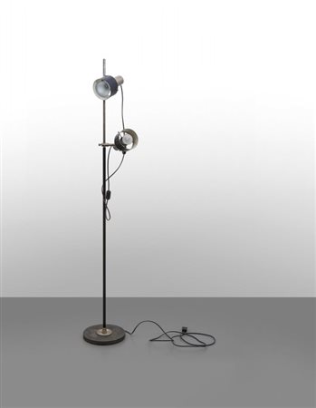 UNA LAMPADA DA TERRA, anni '60. Ghisa verniciata, ottone nichelato, alluminio...