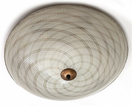 UNA PLAFONIERA, anni '60. Alluminio laccato, ottone, vetro reticello. Altezza...