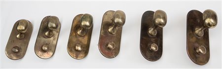 SEI APPENDIABITI DA PARETE, anni '60. Ottone. Altezza cm 18, larghezza 8,...