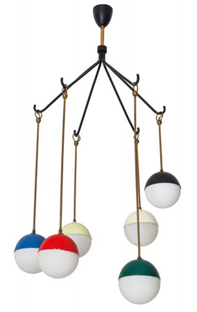 UNA LAMPADA A SOSPENSIONE, anni '60.Alluminio laccato, ottone, vetro opalino...