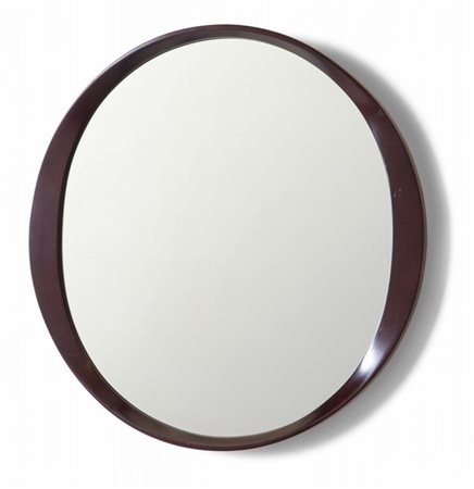 UNO SPECCHIO DA PARETE, anni '60. Legno laccato, cristallo argentato. Cm 68...