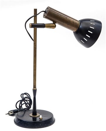 UNA LAMPADA DA TAVOLO, anni '60. Ottone, alluminio laccato. Proiettore...