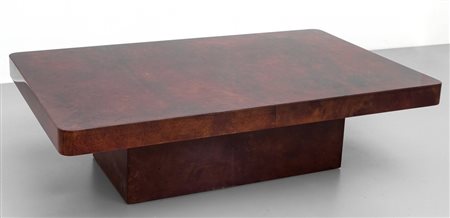 ALDO TURA Un tavolino, anni '70. Legno rivestito in pergamena tinta...