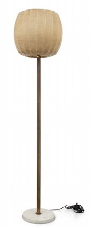 UNA LAMPADA DA TERRA, ANNI '60. Marmo, ottone, diffusore in cocoon. Altezza...