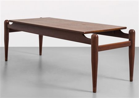 UN TAVOLINO, anni '60. Legno di teak, truciolare impiallacciato in teak. Cm...