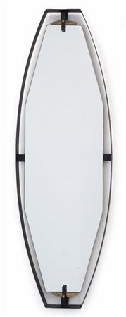 UNO SPECCHIO DA PARETE, anni '60. Acciaio verniciato, ottone satinato,...