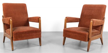 DUE POLTRONE, anni '60. Legno di noce, imbottiture rivestite in velluto....