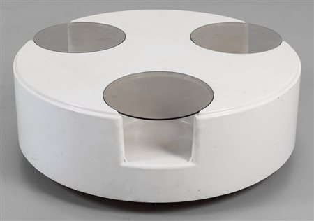 UN TAVOLINO, anni '70. Resina Abs, cristallo. Altezza cm 30, diametro cm 87.