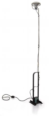 ACHILLE E PIERGIACOMO CASTIGLIONI Una lampada da terra "Toio" per FLOS, 1962....