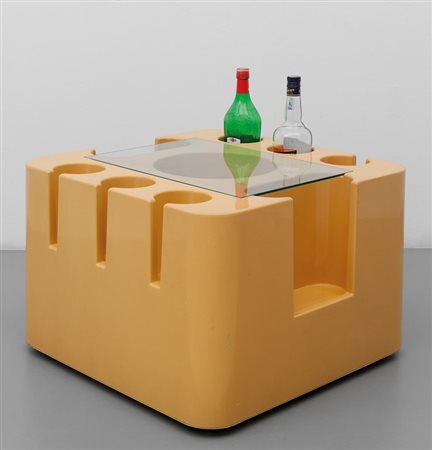 SERGIO MAZZAUn tavolino-bar su rotelle "Bacco" per ARTEMIDE, 1967. Resina...