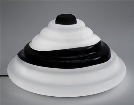 UNA LAMPADA DA TAVOLO, anni '70. Alluminio verniciato, diffusore in vetro...