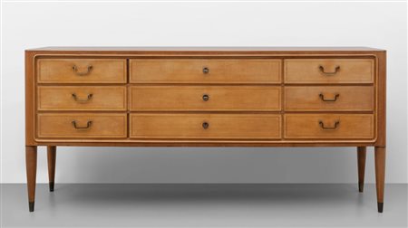 Una cassettiera, anni '40. Legno di ciliegio, legno impiallacciato in...