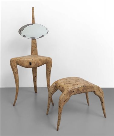 UNA TOILETTE CON SGABELLO, anni '20Legno rivestito in guscio d'uovo e...