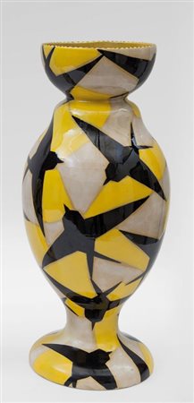 MANLIO TRUCCO Un vaso, esecuzione LA FENICE, Albisola, circa 1928. Maiolica....