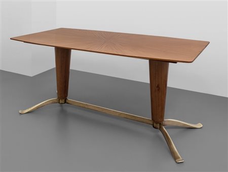 UN TAVOLO, anni '50. Ottone, legno di mogano, legno impiallacciato in mogano....