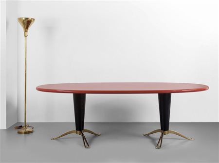 UN GRANDE TAVOLO, anni '50. Supporti di ottone e legno tornito laccato, piano...