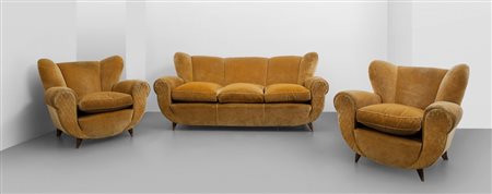 UN DIVANO E DUE POLTRONE, anni '40. Strutture e gambe in legno, imbottiture...