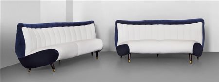 UNA COPPIA DI DIVANI, anni '50. Struttura e gambe in legno, puntali di...