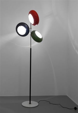UNA LAMPADA DA TERRA, anni '60. Marmo di Carrara, tubo di ferro verniciato,...